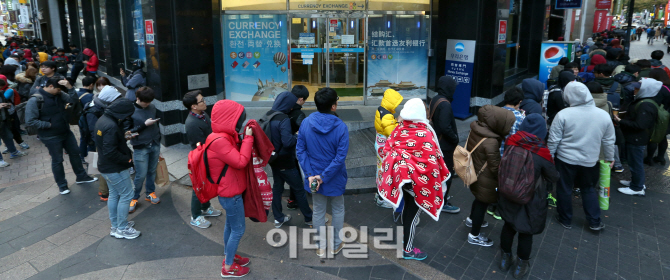 [포토]200만원의 행운 위해서는 추위도 불사