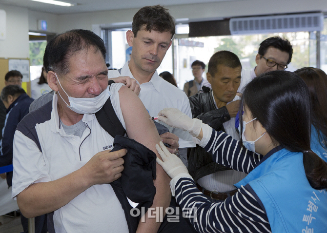 [포토]서울 지역 노숙인 1,500명 대상 무료 독감 예방 접종-2