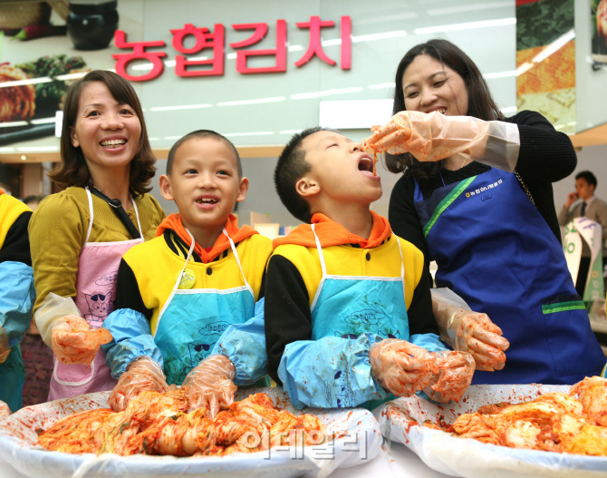 [포토]베트남 어린이 김치의 본고장 한국에서 김치 담가요!