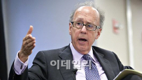 `비관론자` 스티븐 로치 "재정·통화부양, 자산버블 초래"
