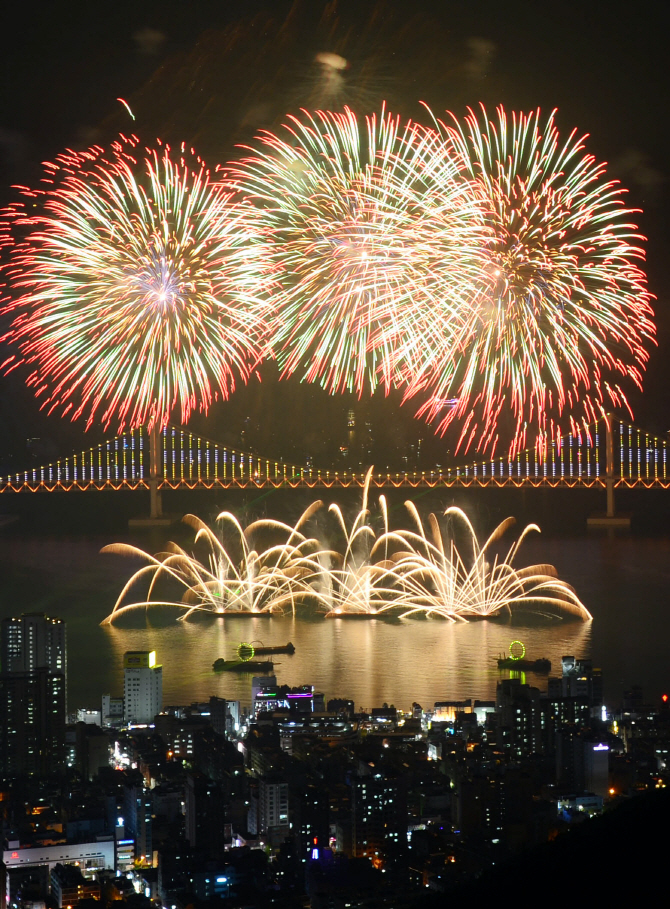 부산불꽃축제, `바다 위에서 보자`.. 선박 142척 둥둥