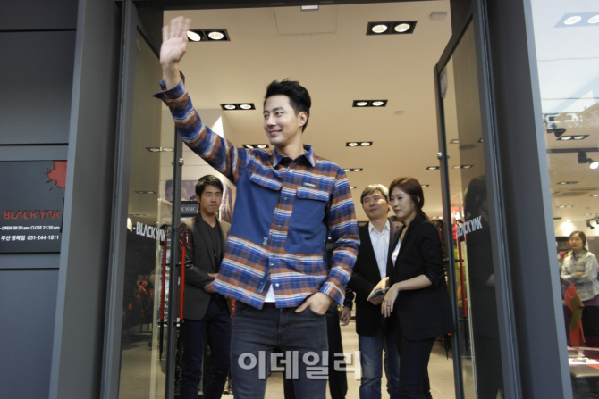 블랙야크, 다운 신제품 출시기념 조인성 팬사인회5                                                                                                                                                   