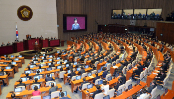 朴대통령 국회방문 120분.. "테이블 작아 오순도순"…"통즉불통"                                                                                                                        