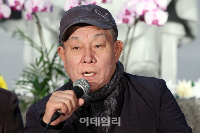 [포토]취재진 질문에 답하는 뮤지컬 '영웅' 윤호진 연출가