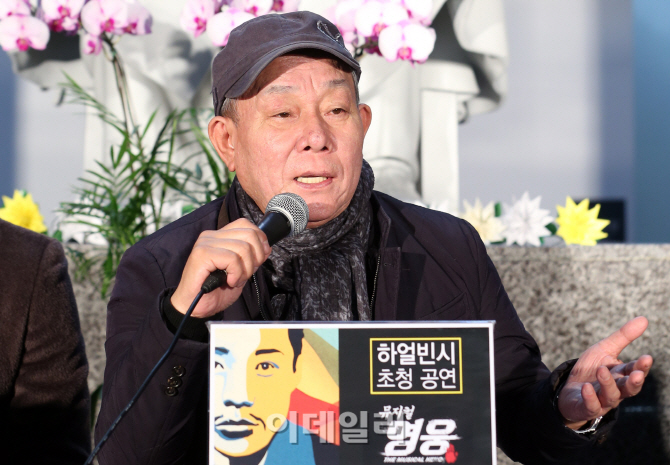 [포토]취재진 질문에 답하는 윤호진 연출가