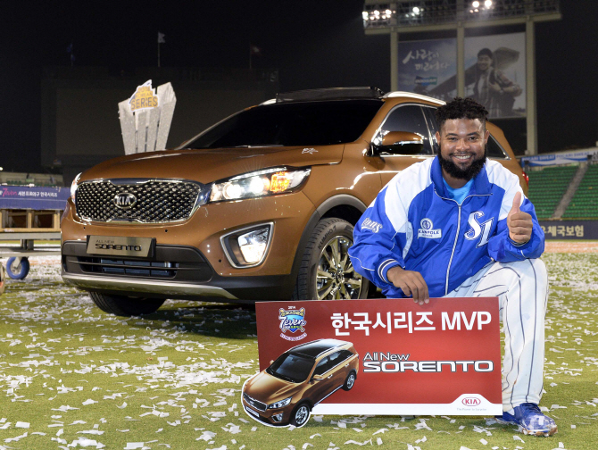 기아차, 한국시리즈 MVP 나바로에 쏘렌토 전달
