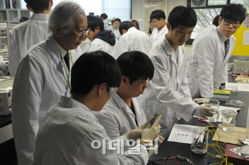 한국 학생들과 '과학실험'으로 어울린 일본의 노벨상 수상자