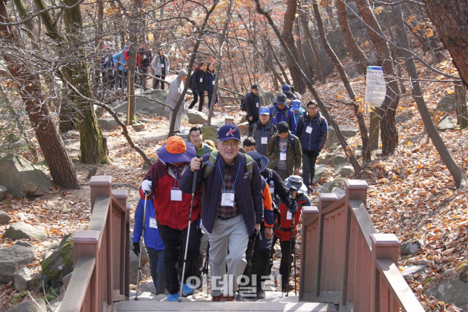 섬산련, 섬유패션업계 장학기금 조성 등반대회 개최