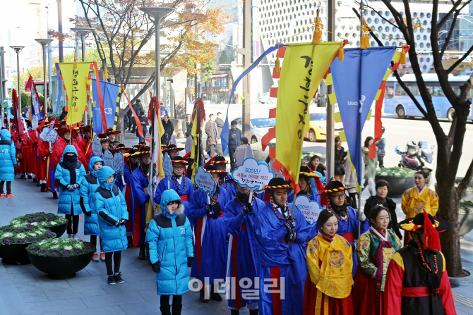 "중전마마 납시오"…GS건설 '경희궁자이' 이색 홍보 눈길