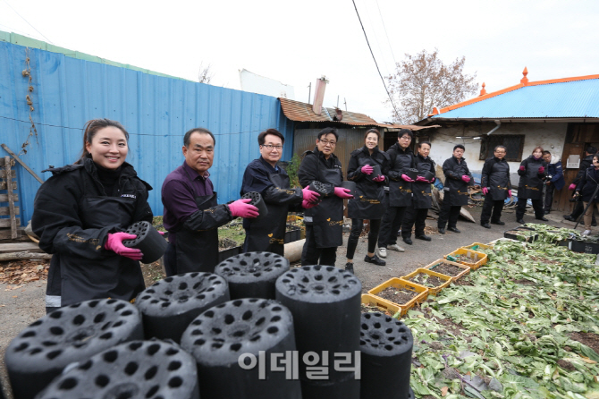 [포토]대한항공 노사합동 봉사단 '사랑의 연탄 나르기'