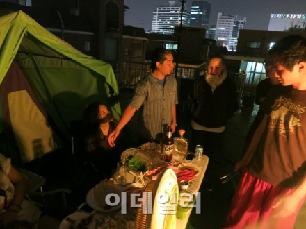 [캠핑&아웃도어]소방복 소재까지..안전 강화 용품 '인기'