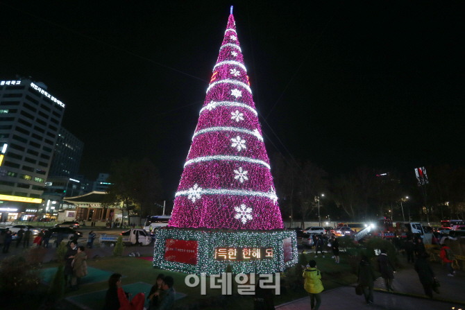 [포토]서울광장 크리스마스트리 점등