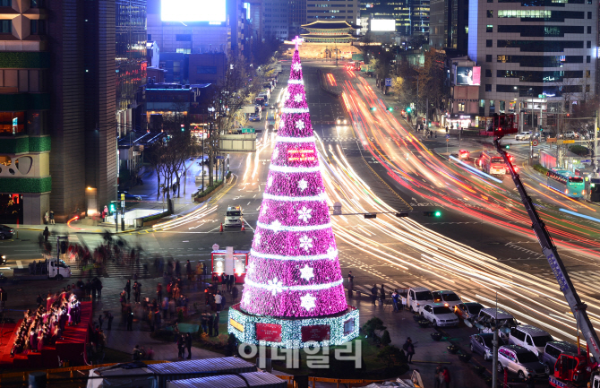 [포토]시청 앞 대형 크리스마스트리 점등