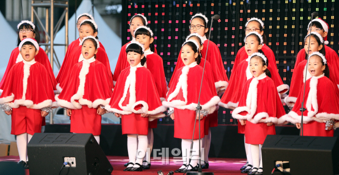[포토]캐럴 부르는 어린이 산타