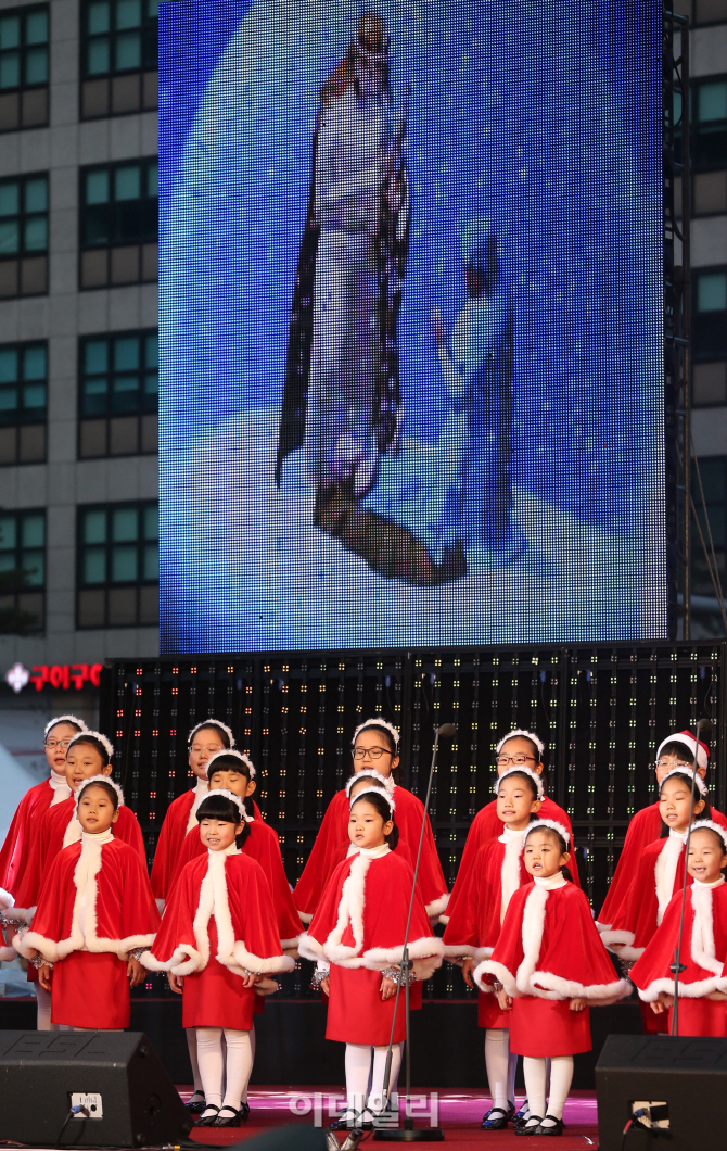 [포토]캐럴 부르는 어린이 산타