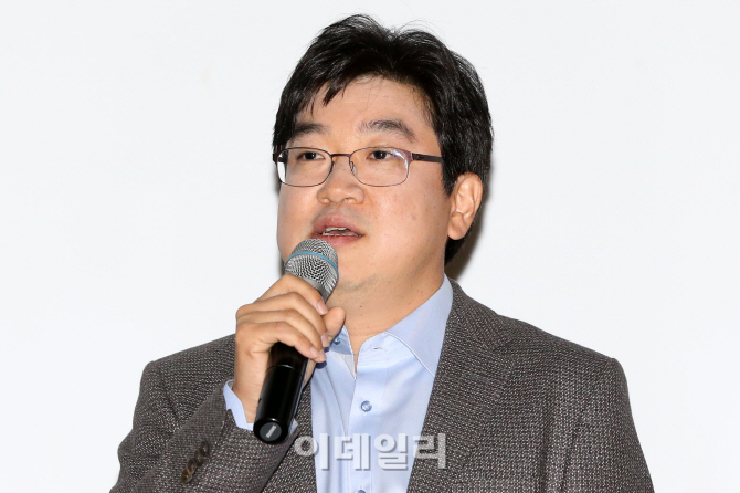 [포토]인사말 하는 이흥복 팅크웨어 대표