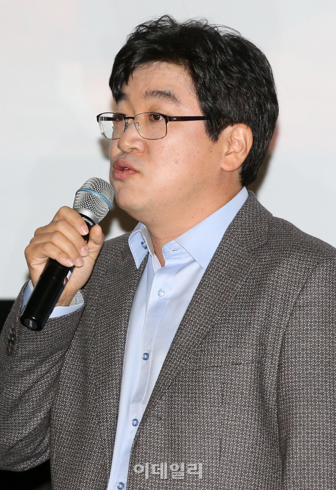 [포토]'아이나비 X1' 신제품 발표하는 이흥복 팅크웨어 대표