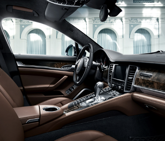 포르쉐 파나메라 익스클루시브, 고급스런 대시보드                                                                                                                                                   