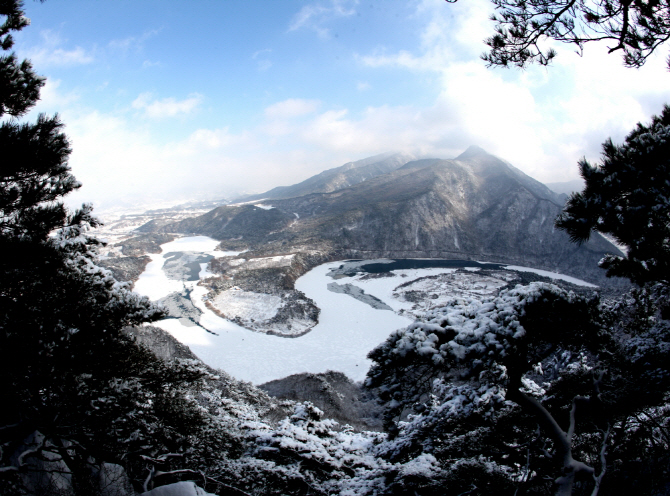 [포토] 산막이 옛길서 바라본 괴산호 설경