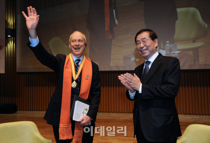 마이클 샌델 하버드大 교수, 서울 명예시민 됐다