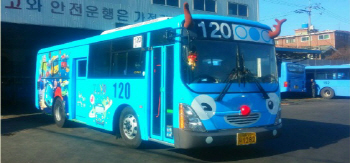 ‘눈동자 움직이는 루돌프 타요버스’ 서울시내 달린다
