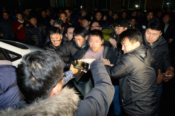 신은미 토크콘서트에 `로켓캔디` 투척 고교생, 5개월 전 재료 구입..구속영장 신청