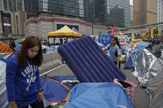 75일만에 끝난 홍콩 민주시위.."젊은 정치세대 부상"