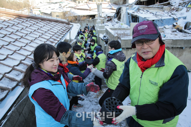 철강協, 독거어르신 가구에 연탄 2000장 전달
