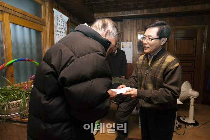 [포토]미래부 윤종록 제2차관, 불우이웃 위문-2