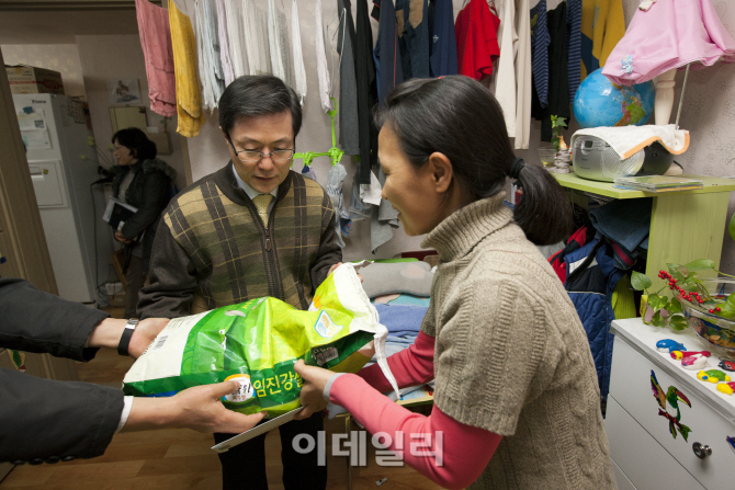 [포토]미래부 윤종록 제2차관, 불우이웃 위문-4