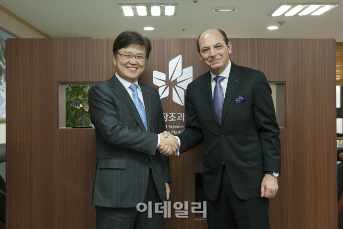 [포토]브르노 디 레오 IBM 수석부사장, 미래부 방문-2