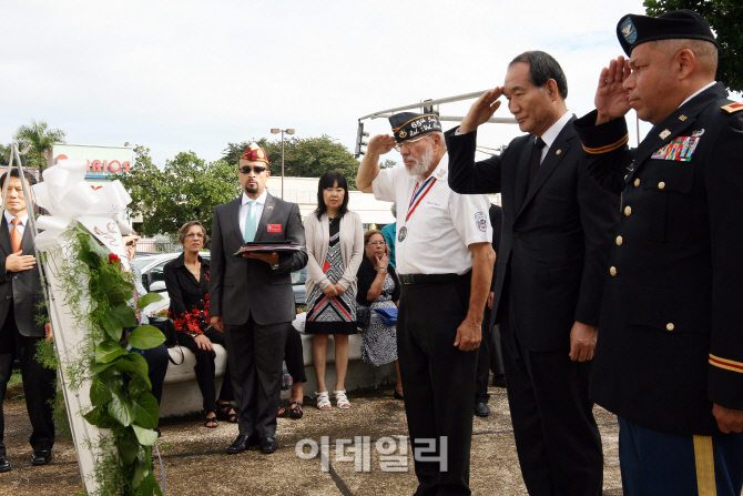 [포토]박승춘 국가보훈처장, 제65연대 참전비 헌화