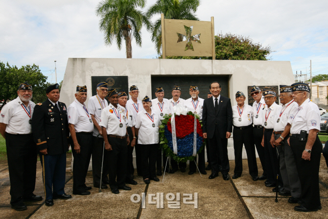 [포토]박승춘 국가보훈처장, 제65연대 참전비 헌화