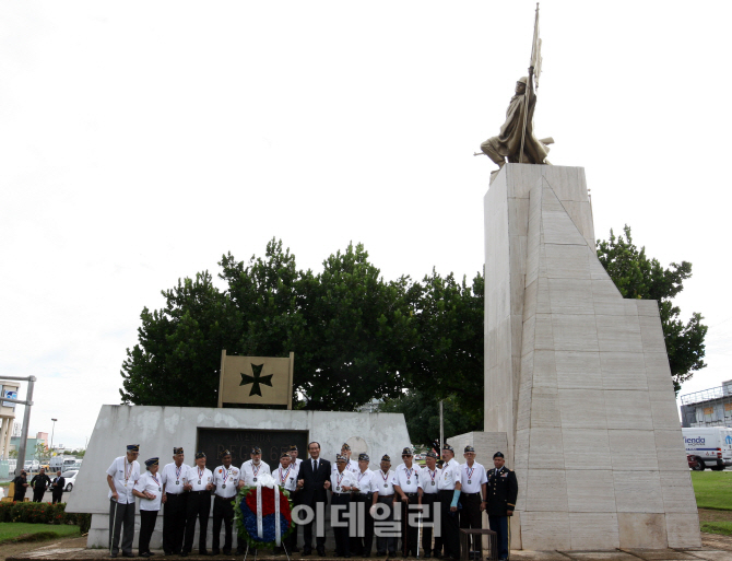 [포토]박승춘 국가보훈처장, 제65연대 참전비 헌화