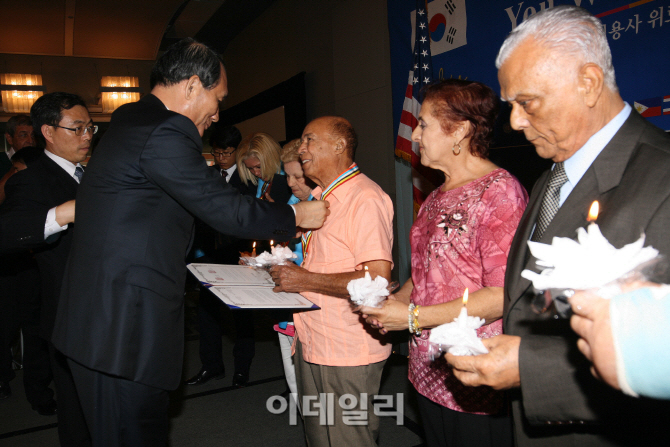 [포토]박승춘 국가보훈처장, 제65연대 참전비 헌화