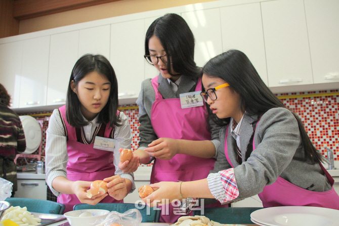 삼성토탈, 서산여중서 '행복한 밥상-요리대첩'