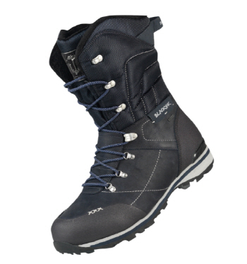  구두 벗고 부츠 신는 남자