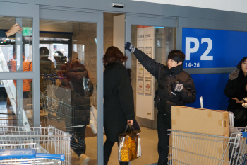 고장난 이케아 출입문…고객 불편