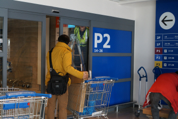 이케아 첫날, 자동문 고장·자판기 에러 등 '준비 미흡'