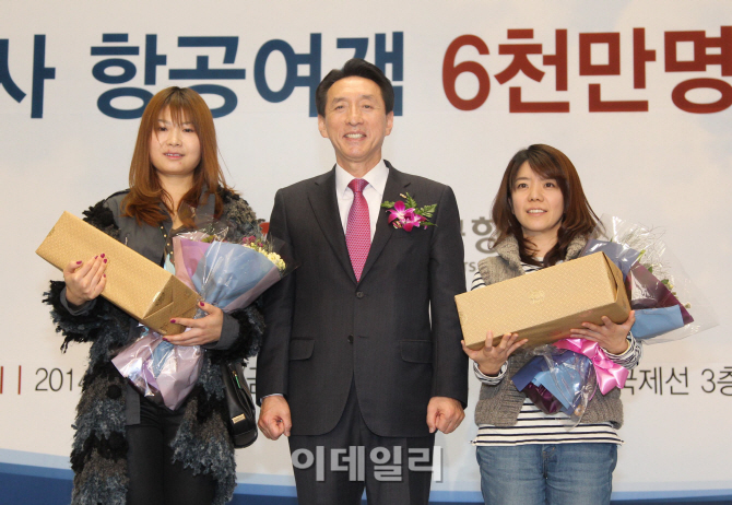 [포토]한국공항공사, 공항 연이용객 6000만 돌파 축하 기념식-3