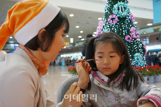 [포토]제주항공, 객실승무원 김해공항 성탄 이벤트-1