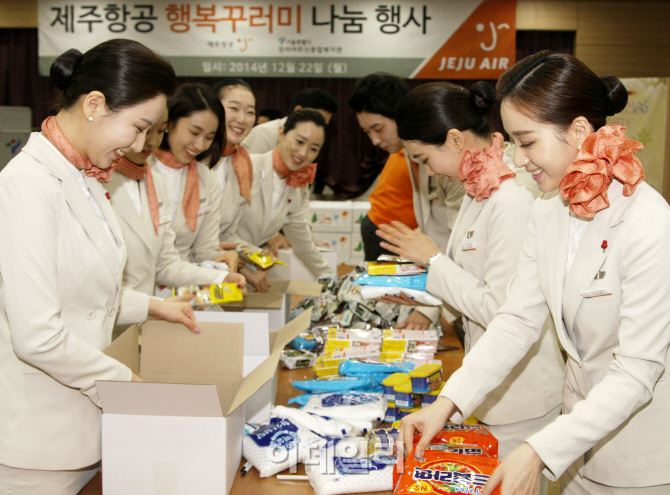 [포토]제주항공, 홀몸어르신 찾아 행복꾸러미 전달