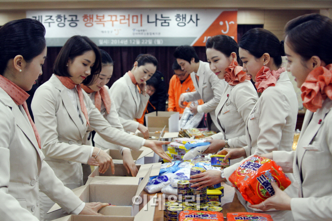 [포토]제주항공, 홀몸어르신 찾아 행복꾸러미 전달