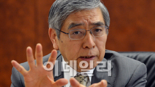 일본銀 총재 "디플레 벗어나는 중…기업 투자·고용 늘려라"