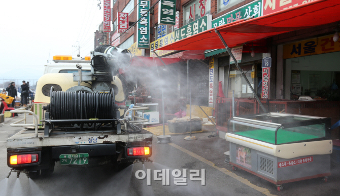 [포토]성남모란시장 조류인플루엔자(AI) 발병돼 닭 판매업소 10여곳 폐쇄