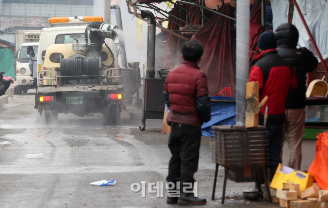 [포토]성남모란시장 조류인플루엔자 발병으로 애타는 상인들