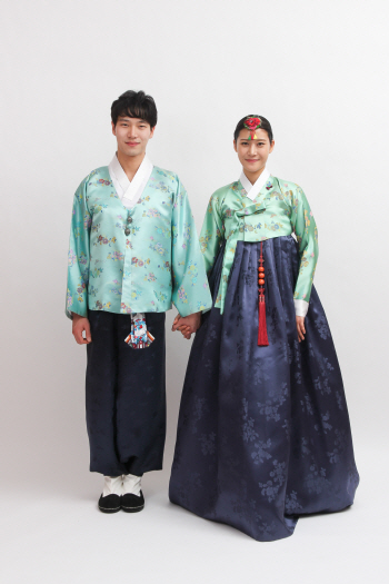 올 설엔 나도 '님아 노부부처럼'..커플 한복 인기