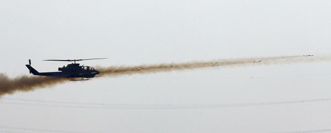 [포토] 코브라 헬기, 로켓 사격