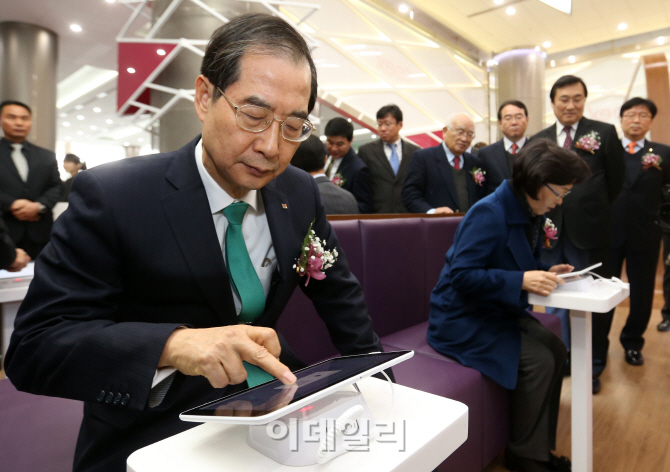 [포토]'강남 마이스 관광특구' 살펴보는 한덕수 회장-신현희 구청장