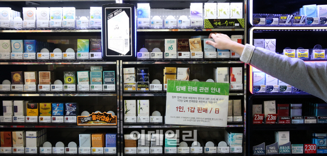 [포토]담배가격 인상, 새해 첫날에도 편의점 담배 진열대 텅텅